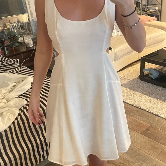 Gorgeous cutout flowy genuine GUESS midi sundress - Picture 3 of 5
